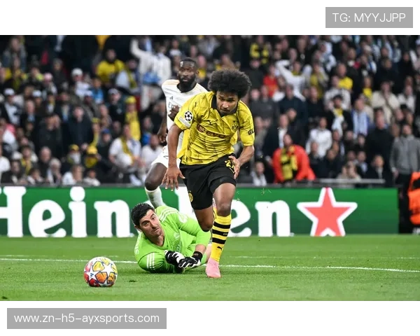 皇马快速反击中锋门前补射形成致命一击，展现王者之风！